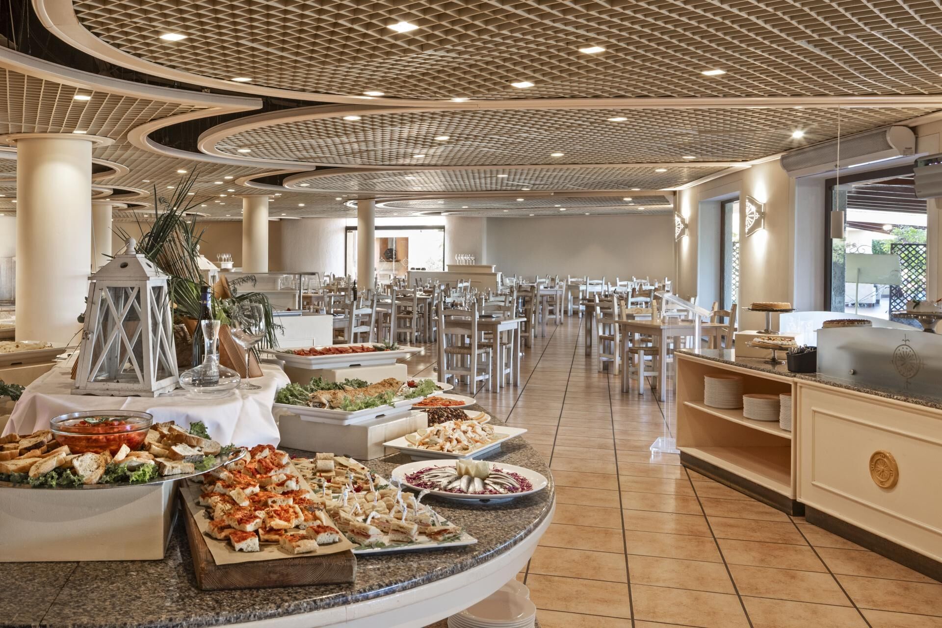Un buffet proposant une variété de plats et agrémenté d’un design moderne au niveau du plafond.