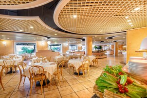 Se sirven desayunos, comidas, cenas y cocina italiana 