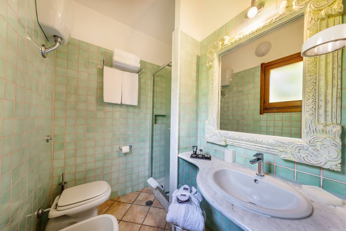 double cottage room, sea view | bathroom | free toiletries, hair dryer, towels