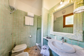 Double cottage room, sea view | Bathroom | Free toiletries, hair dryer, towels - Sant'Elmo Beach Hotel (Castiadas)