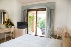 Minibar, in-room safe, desk, free WiFi - Sant'Elmo Beach Hotel (Castiadas)