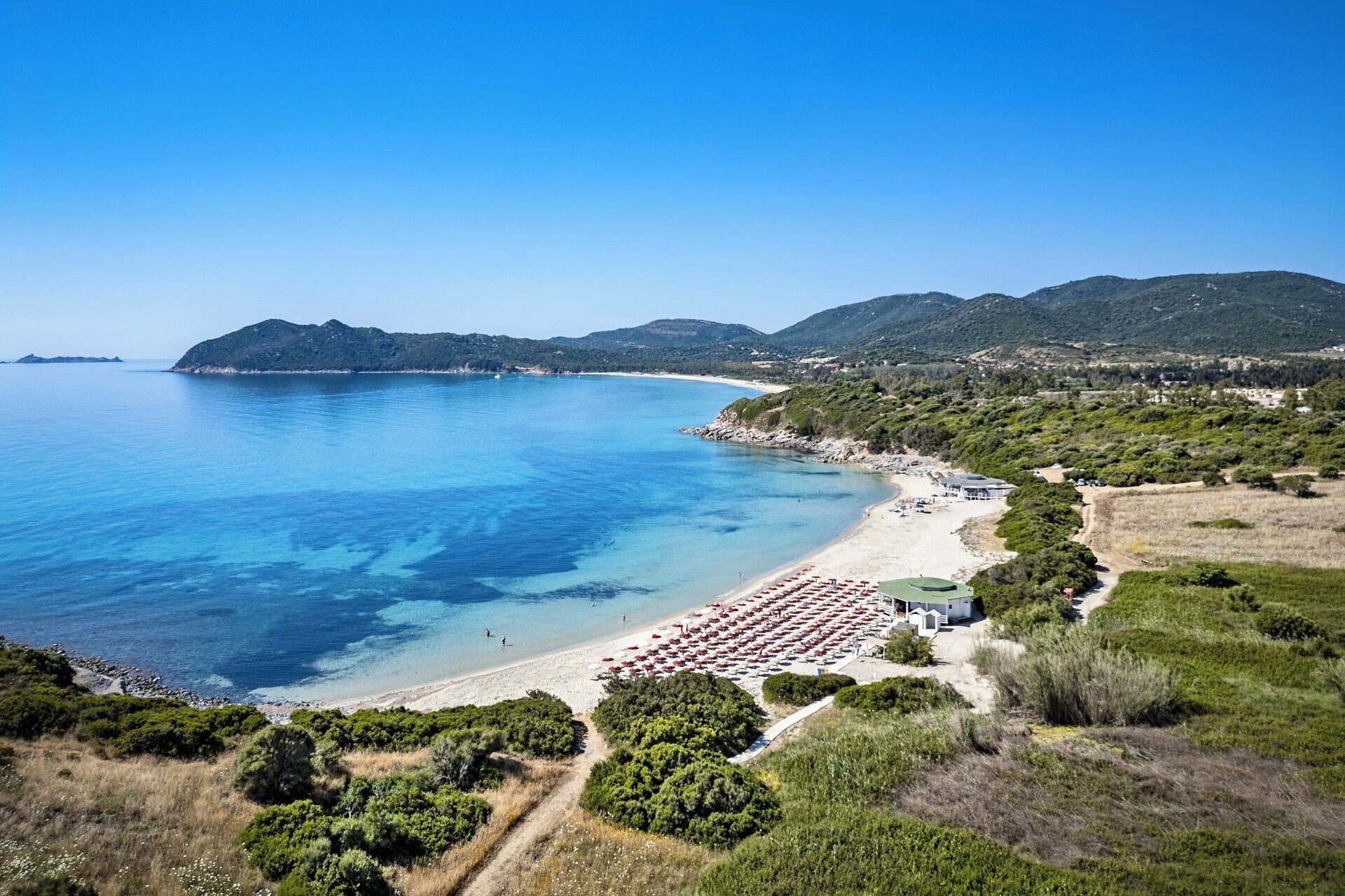 Playa privada, camastros y sombrillas 