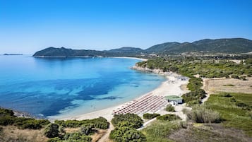 Spiaggia privata, lettini da mare, ombrelloni