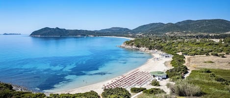 Playa privada, camastros y sombrillas