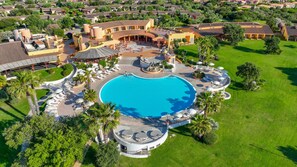 Piscine extérieure en saison