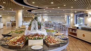 Servizio di colazione, pranzo e cena