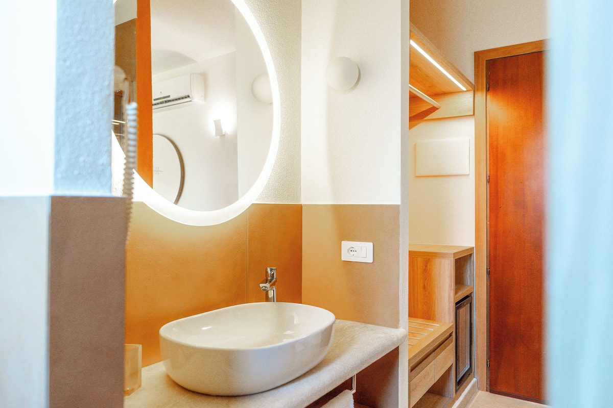 superior double cottage | bathroom | free toiletries, hair dryer, towels