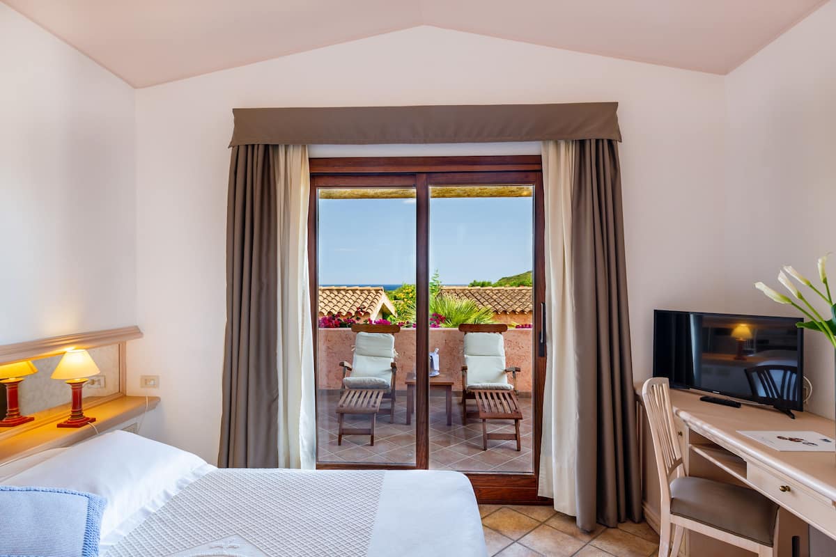 double cottage room, sea view | 1 bedroom, minibar, in-room safe, desk