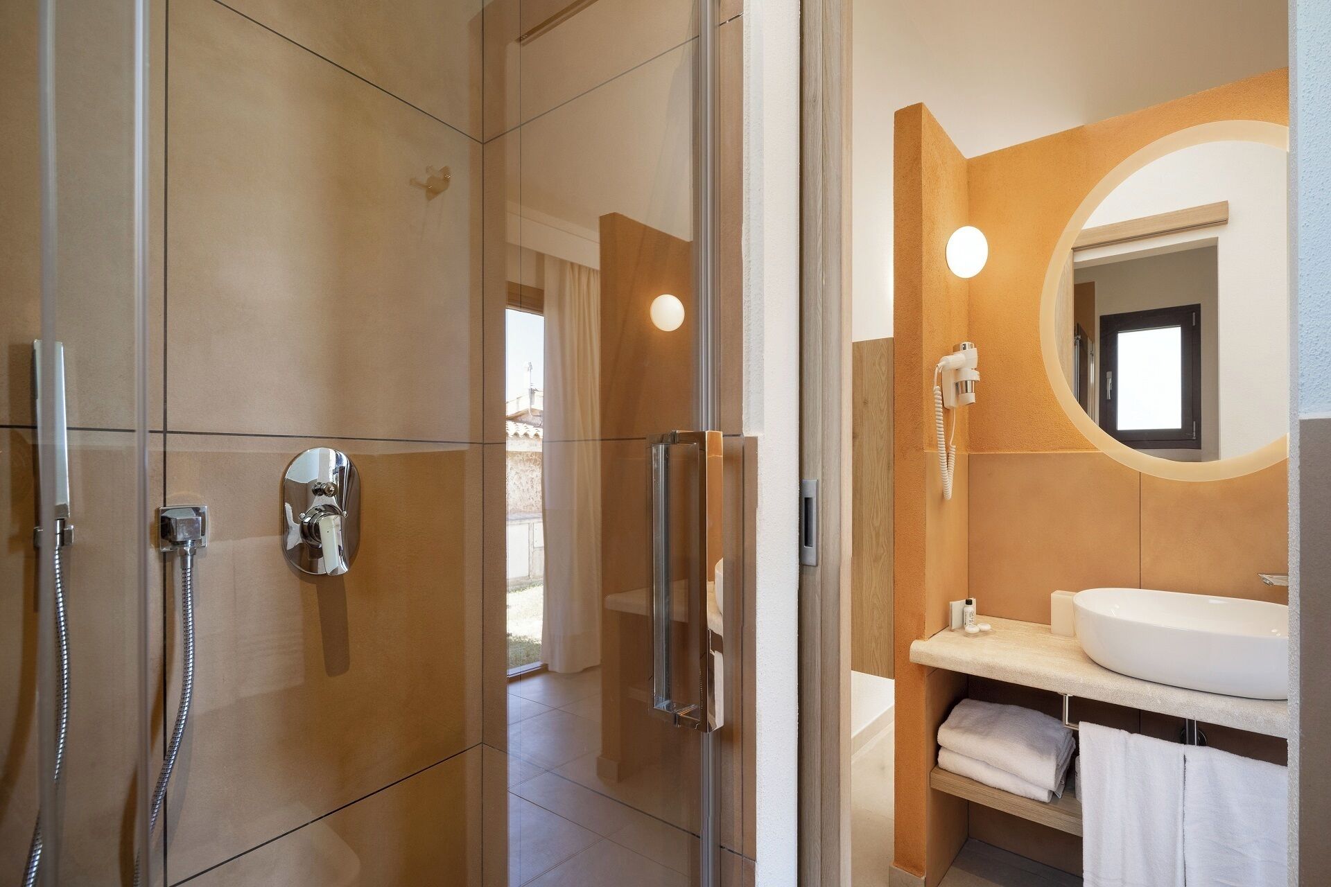 Superior Double Cottage | Bathroom | Free toiletries, hair dryer, towels