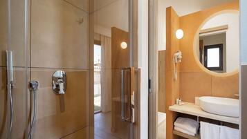 Superior Double Cottage | Bathroom | Free toiletries, hair dryer, towels