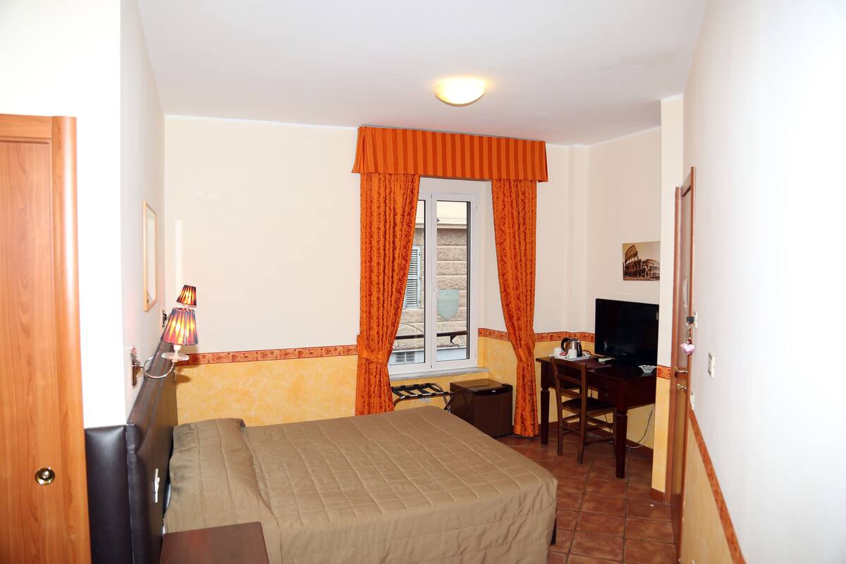 Tripla City, 1 camera da letto, non fumatori, vista città | Una cassaforte in camera, una scrivania, Wi-Fi gratuito, lenzuola