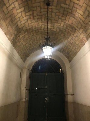 Dutxa, articles de tocador gratuïts, assecador de cabells i tovalloles 