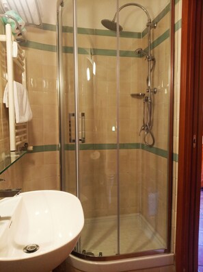 Classic Double Room, Non Smoking, City View | Bathroom | Shower, free toiletries, hair dryer, towels - Locanda San Cosimato (Rome)