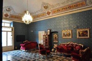 Coin salon dans le hall