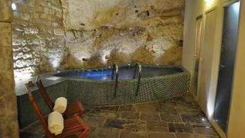 Indoor spa tub
