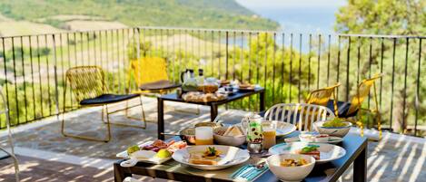 Daily full breakfast (EUR 15 per person)
