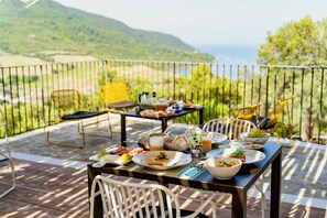 Daily full breakfast (EUR 15 per person)