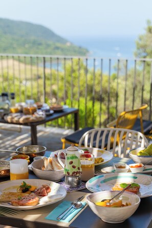 Tägliches großes Frühstück (15 EUR pro Person)