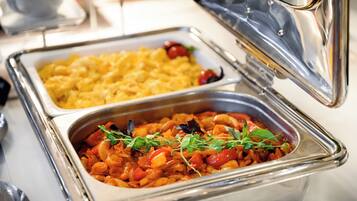 Sudah termasuk sarapan prasmanan setiap hari