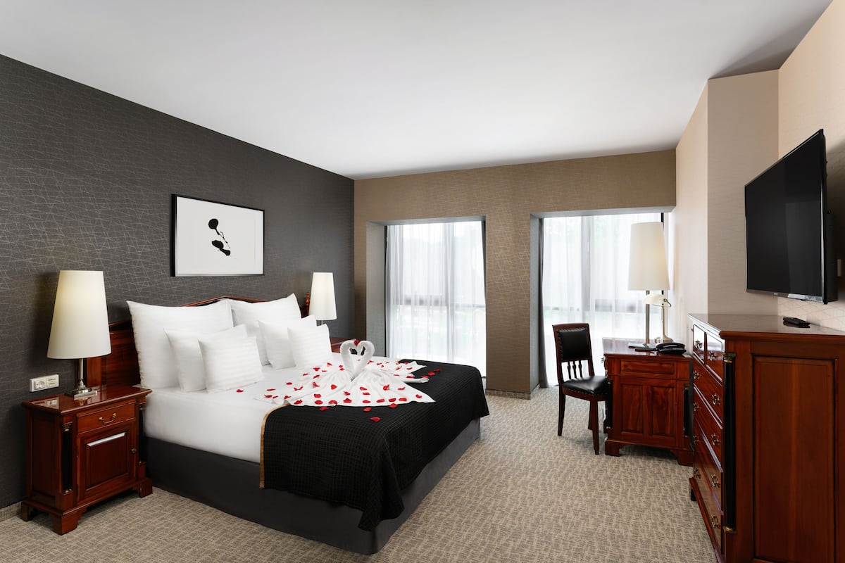 executive suite | in-room safe, desk, laptop workspace, blackout curtains