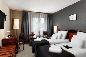 Caja de seguridad en la habitación y escritorio 