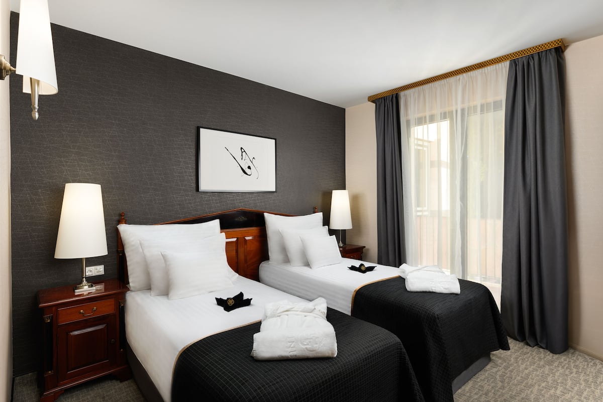 in-room safe, desk, laptop workspace, blackout curtains