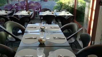 Colazione a buffet, servita tutte le mattine (10 EUR a persona) 