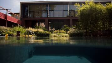 En sÀsongsöppen utomhuspool och solstolar