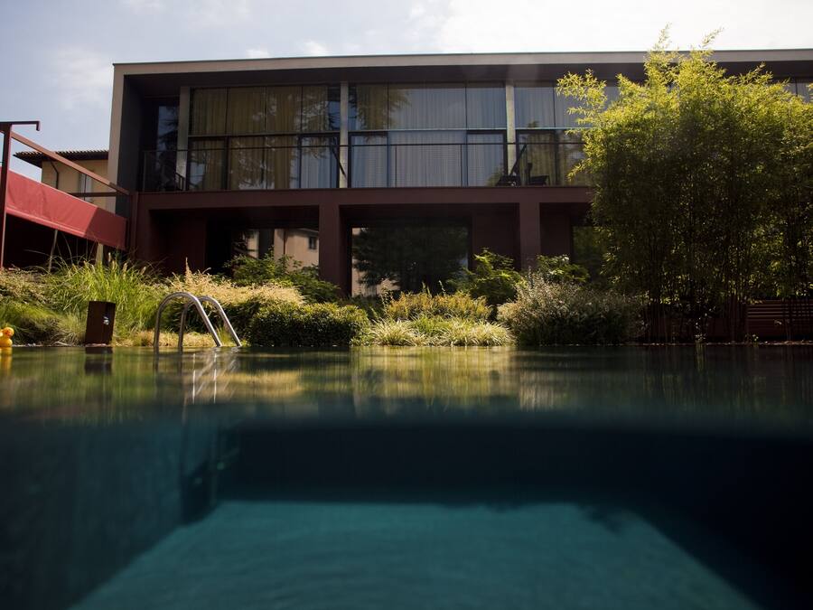 Piscina externa sazonal, funciona das 8h às 20h, espreguiçadeiras