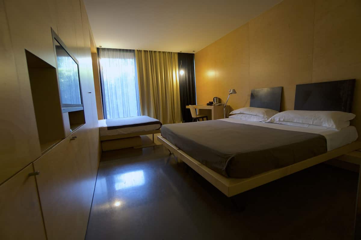 Superior vierpersoonskamer, bijgebouw | Luxe beddengoed, donzen dekbedden, een kluis op de kamer, een bureau