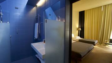 Tripla Superior, edificio separato | Bagno | Set di cortesia firmato, asciugacapelli, bidet, asciugamani