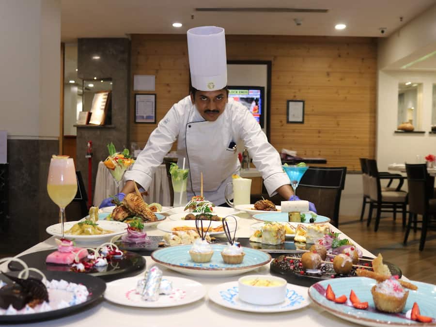 2 restaurants, breakfast, lunch, dinner served; international cuisine