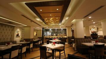 2 restaurants, breakfast, lunch, dinner served; international cuisine