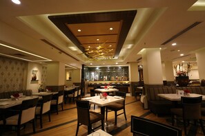 2 restaurants, breakfast, lunch, dinner served; international cuisine