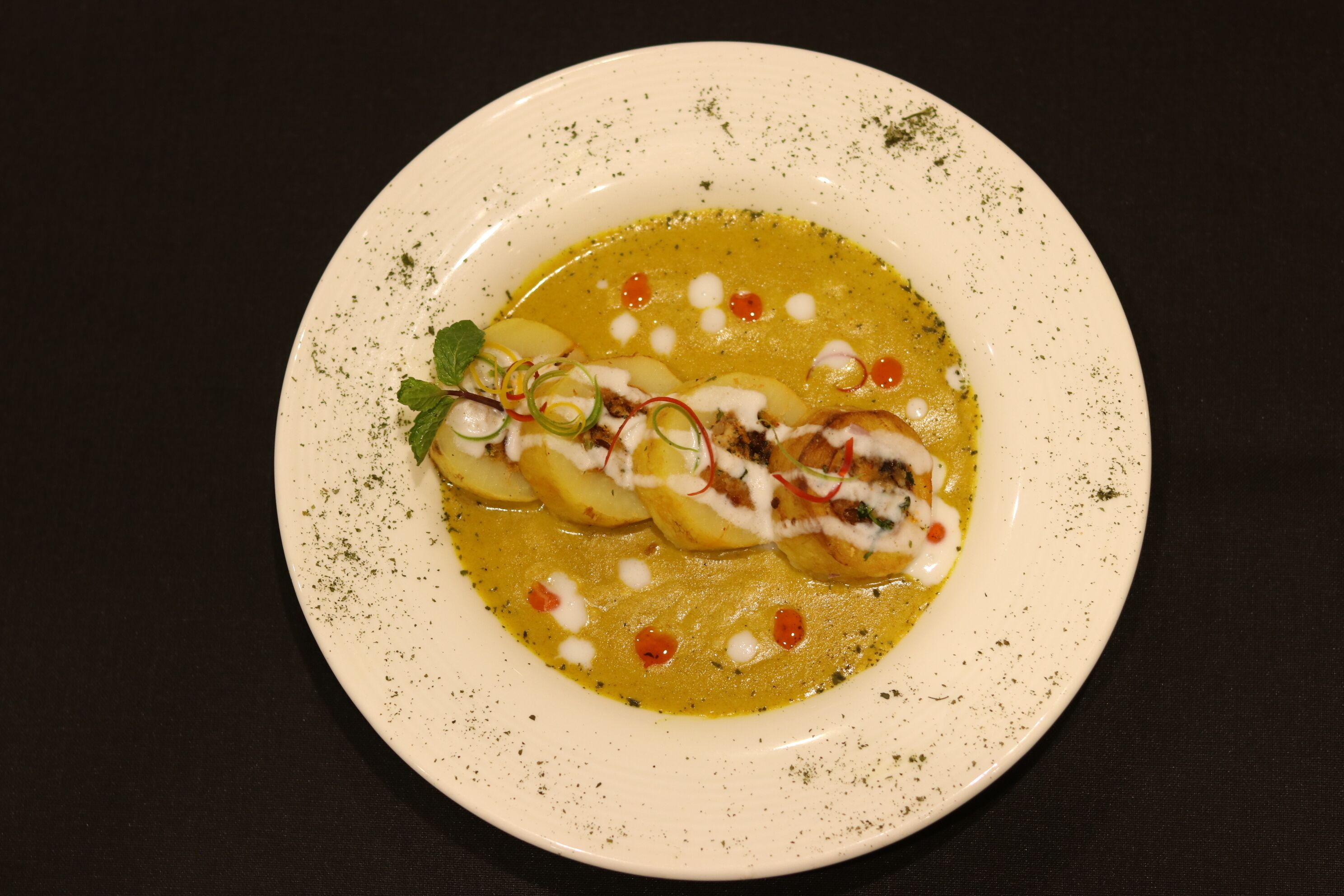 2 restaurants, breakfast, lunch, dinner served; international cuisine