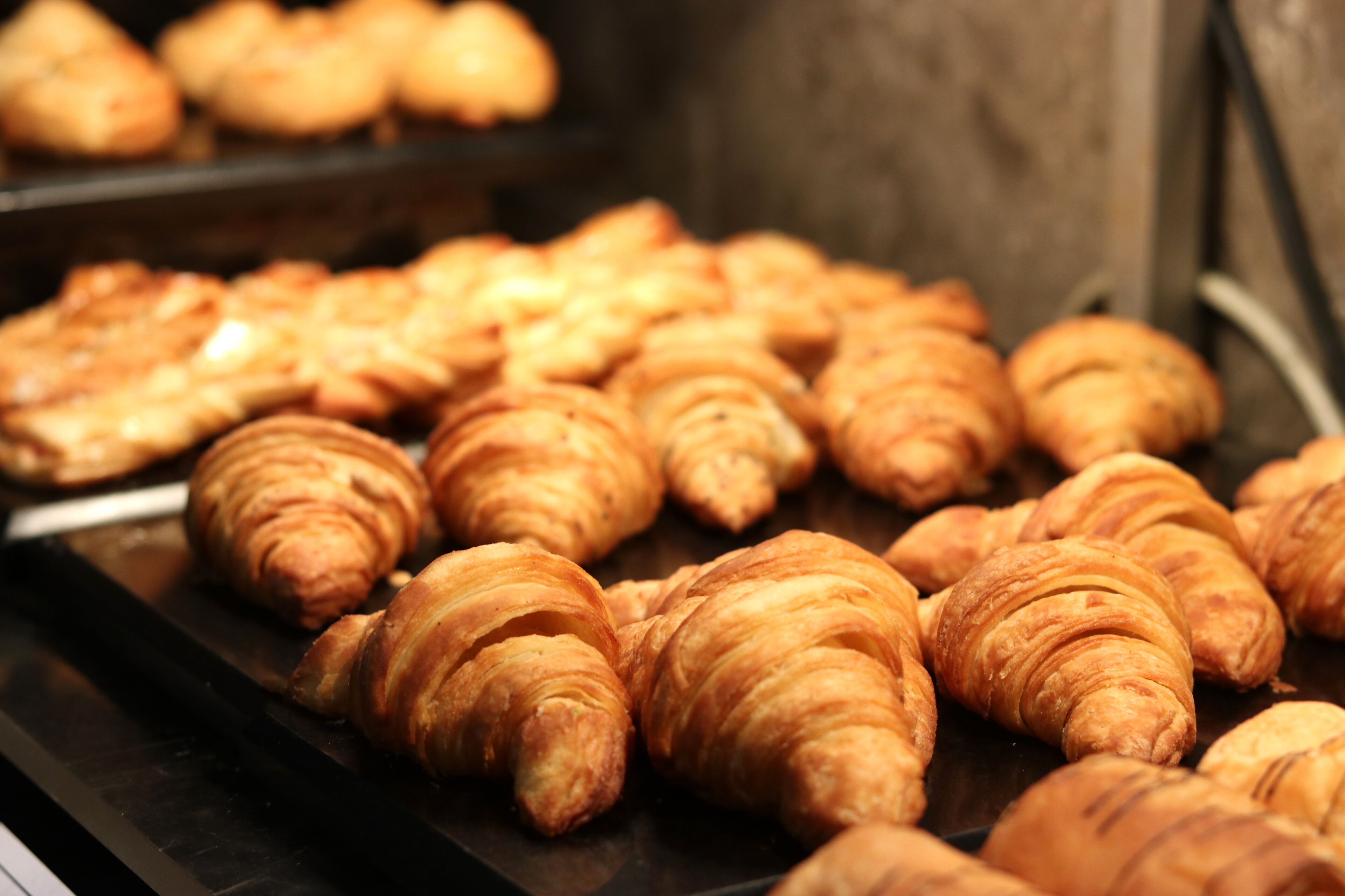 Une présentation de croissants fraîchement sortis du four.