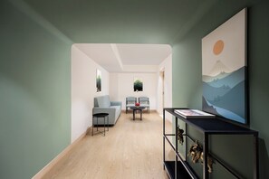 Suíte luxo (Deluxe Suite) | Área de estar | TV de tela plana