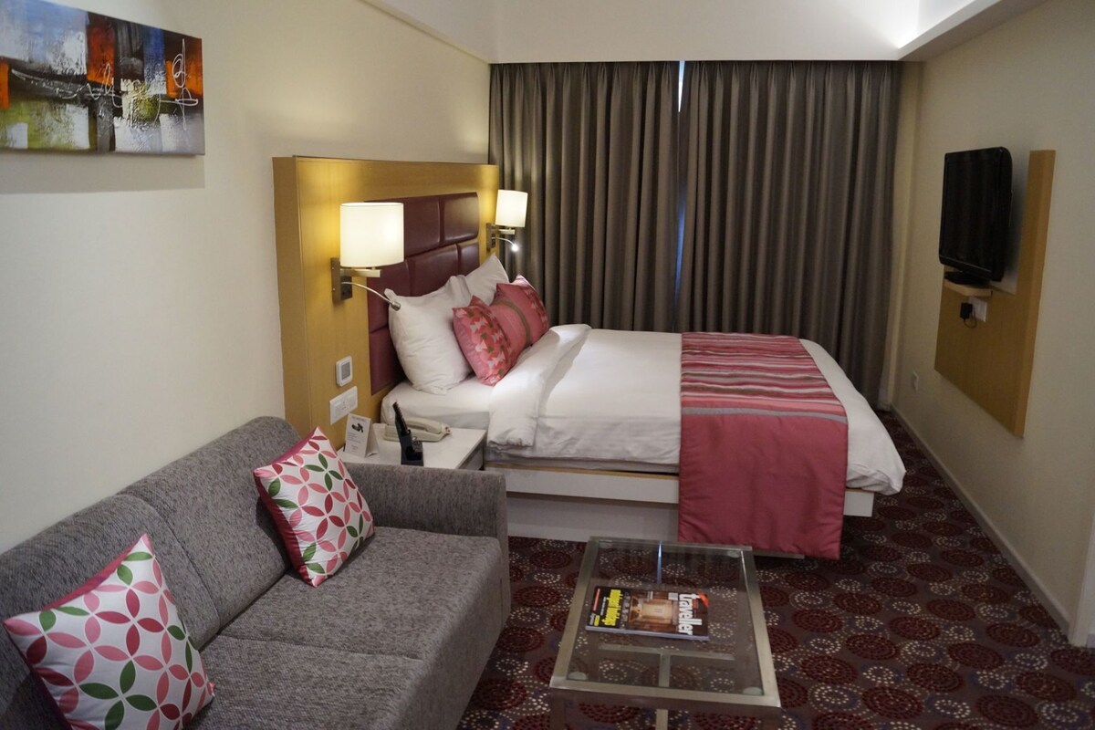 Desk, laptop workspace, iron/ironing board (on request), free WiFi