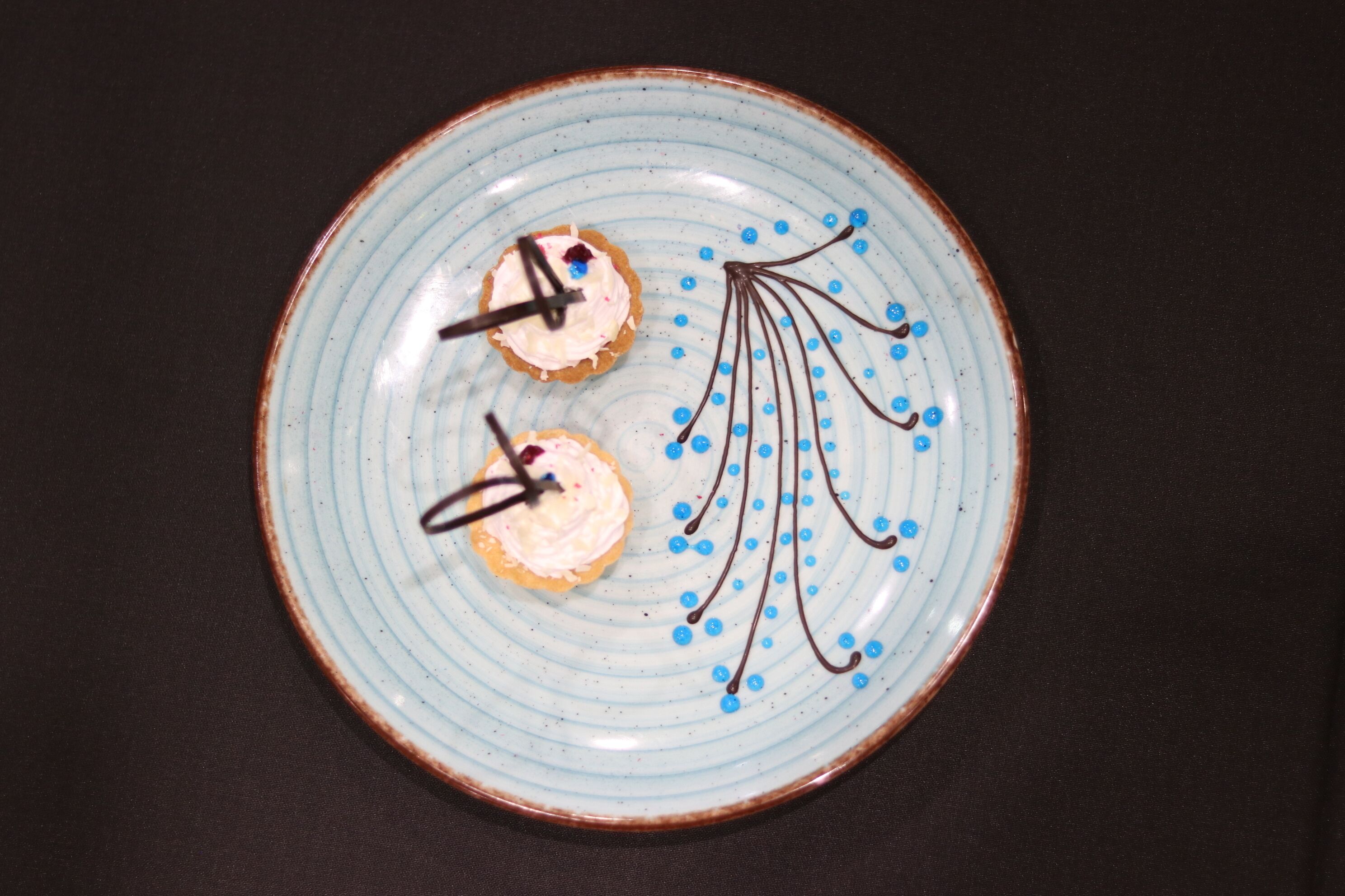 2 restaurants, breakfast, lunch, dinner served; international cuisine