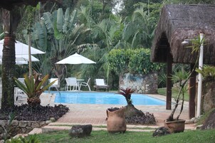 室外游泳池，池畔遮阳伞，日光浴躺椅