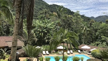 Utendørsbasseng, bassengparasoller og solsenger