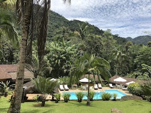 Piscina externa, guarda-sóis, espreguiçadeiras