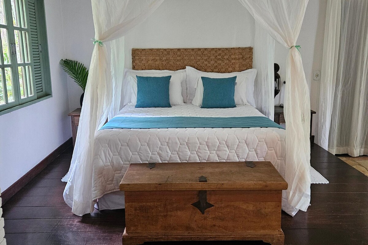 Premium bedding, minibar, desk, blackout curtains