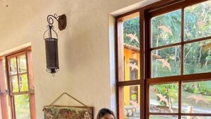 Un coin repas avec une table dressée pour le petit-déjeuner, comprenant divers plats et boissons.