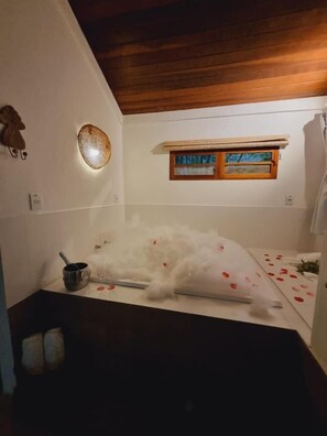 Bungalow (Special ) | Premium bedding, minibar, individually decorated, desk - Pousada Bromélias (Paraty)