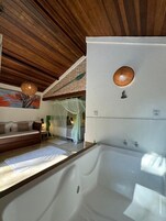 Ropa de cama de alta calidad, minibar y decoración personalizada 