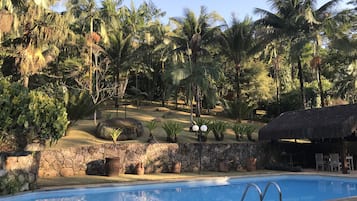 Piscina externa, guarda-sóis, espreguiçadeiras