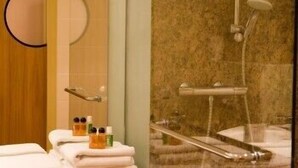 Ein Badezimmer mit Dusche, Toilette und Waschbecken.