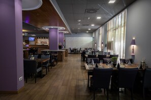 S'hi serveixen esmorzars i dinars 