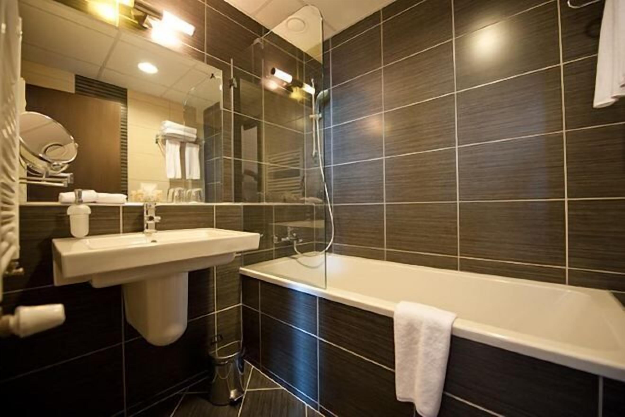 Salle de bain | Articles de toilette (gratuits), séchoir à cheveux, peignoirs